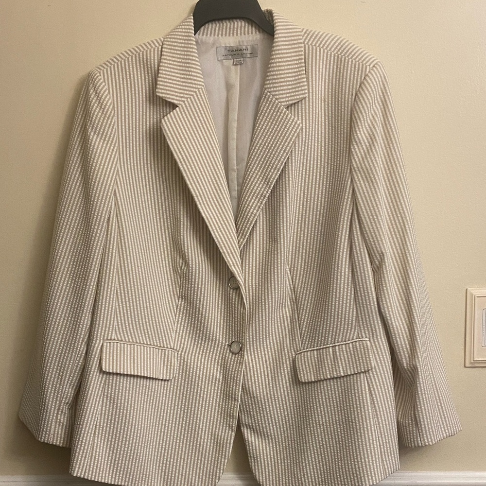 Tahari seersucker suit tan/cream lined skirt